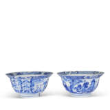 TWO BLUE AND WHITE 'FIGURAL' BOWLS - фото 3