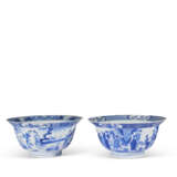 TWO BLUE AND WHITE 'FIGURAL' BOWLS - фото 4