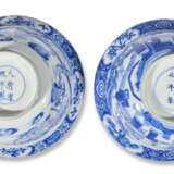TWO BLUE AND WHITE 'FIGURAL' BOWLS - фото 5