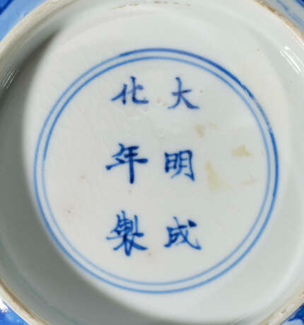 TWO BLUE AND WHITE 'FIGURAL' BOWLS - Foto 7