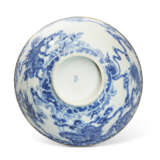 A BLUE AND WHITE 'DRAGON AND QILIN' BOWL - фото 6