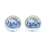 TWO BLUE AND WHITE 'FIGURAL' DISHES - Foto 1