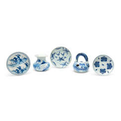 THREE BLUE AND WHITE DISHES, A BLUE AND WHITE VASE AND A BLUE AND WHITE EWER