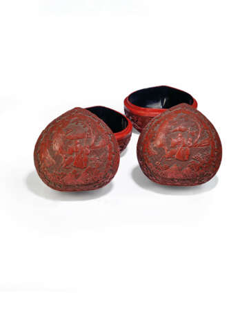 A PAIR OF CARVED RED LACQUER PEACH-FORM BOXES AND COVERS - фото 2