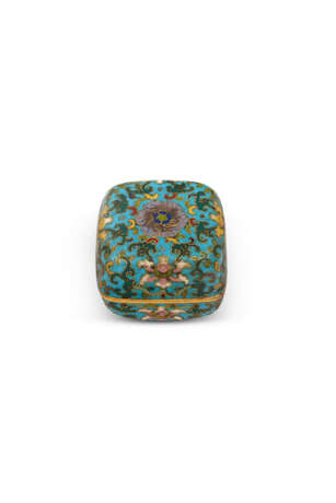 A SMALL CLOISONNÉ ENAMEL 'LOTUS' BOX AND COVER - фото 1