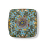 A SMALL CLOISONNÉ ENAMEL 'LOTUS' BOX AND COVER - фото 3