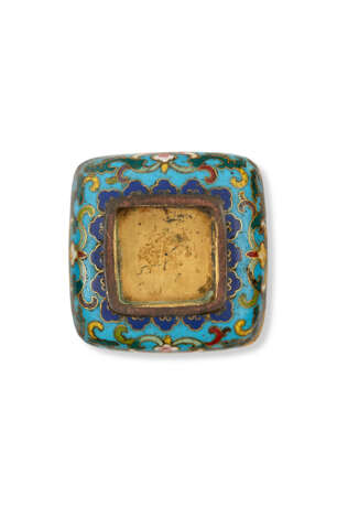 A SMALL CLOISONNÉ ENAMEL 'LOTUS' BOX AND COVER - фото 4