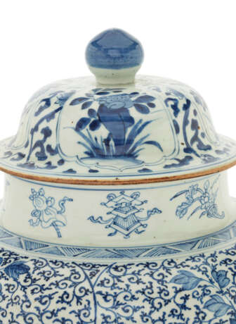 A LARGE BLUE AND WHITE JAR AND COVER - Foto 3