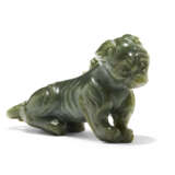 A SPINACH-GREEN CARVING OF AN EAGLE ON A BEAR - Foto 1