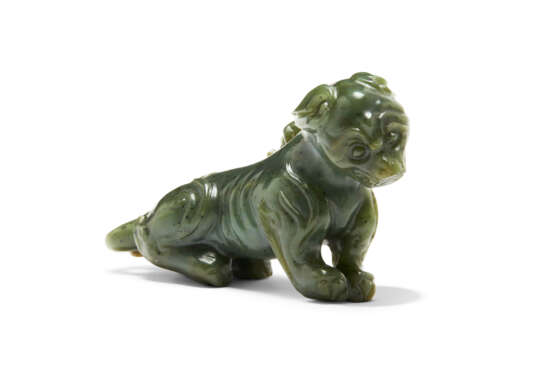 A SPINACH-GREEN CARVING OF AN EAGLE ON A BEAR - Foto 1