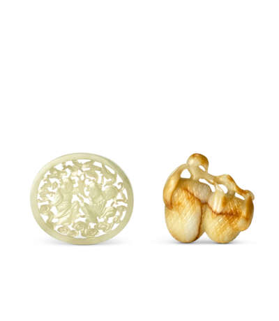 A WHITE AND RUSSET JADE CARVING OF LYCHEES AND A CELADON JADE OPENWORK 'HEHE' PLAQUE - Foto 1