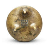 A BRONZE TRIPOD CENSER - Foto 5