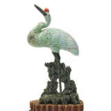 A LARGE JADEITE AND SPINACH-GREEN JADE STANDING CRANE - Foto 1