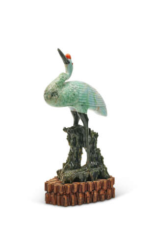 A LARGE JADEITE AND SPINACH-GREEN JADE STANDING CRANE - Foto 2