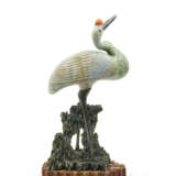 A LARGE JADEITE AND SPINACH-GREEN JADE STANDING CRANE - Foto 3