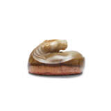 A BEIGE AND RUSSET JADE CARVING OF A COILED HORSE - фото 2