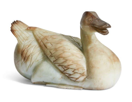 A CELADON AND RUSSET JADE CARVING OF A DUCK - фото 2