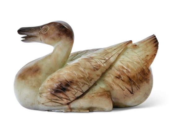 A CELADON AND RUSSET JADE CARVING OF A DUCK - Foto 3