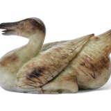 A CELADON AND RUSSET JADE CARVING OF A DUCK - photo 3