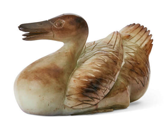 A CELADON AND RUSSET JADE CARVING OF A DUCK - фото 4