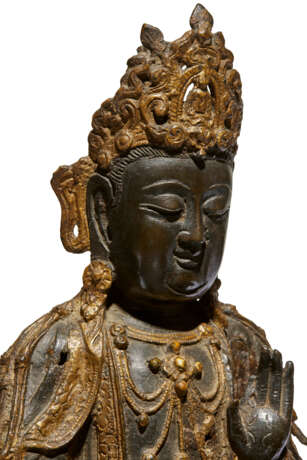A PARCEL-GILT-LACQUERED BRONZE FIGURE OF GUANYIN - Foto 4