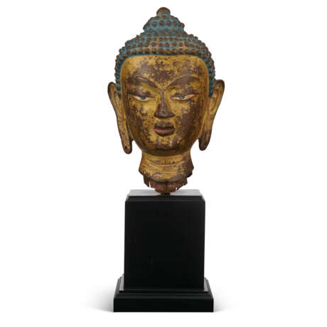 A COLD-GILT-BRONZE HEAD OF BUDDHA - photo 1