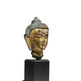 A COLD-GILT-BRONZE HEAD OF BUDDHA - photo 2