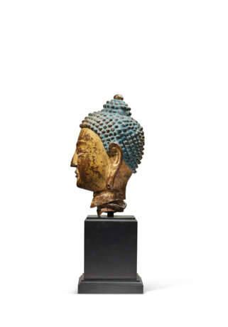 A COLD-GILT-BRONZE HEAD OF BUDDHA - photo 3