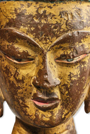 A COLD-GILT-BRONZE HEAD OF BUDDHA - photo 5