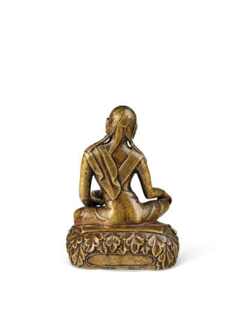 A BRONZE FIGURE OF MILAREPA - фото 3