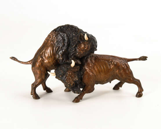 Wiener Bronze: Kämpfende Büffel. - Foto 1