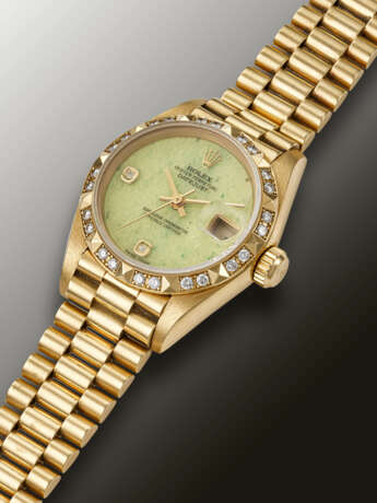 ROLEX, LADY YELLOW GOLD AND DIAMOND-SET ‘DATEJUST’, WITH GREEN STONE DIAL, REF. 69198 - Foto 2