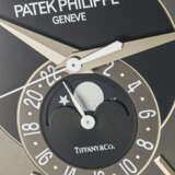 PATEK PHILIPPE, RARE WHITE GOLD ANNUAL CALENDAR, RETAILED BY TIFFANY & CO, REF. 5205G - Foto 4