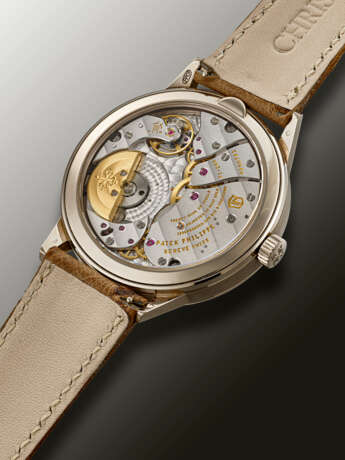 PATEK PHILIPPE, WHITE GOLD ANNUAL CALENDAR WRISTWATCH, WITH REGULATOR-STYLE DIAL, REF. 5235G-001 - фото 3