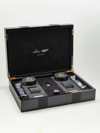 OMEGA, SET OF TWO LIMITED EDITION 'THE JAMES BOND SET' 'SEAMASTER DIVER 300M' - photo 2