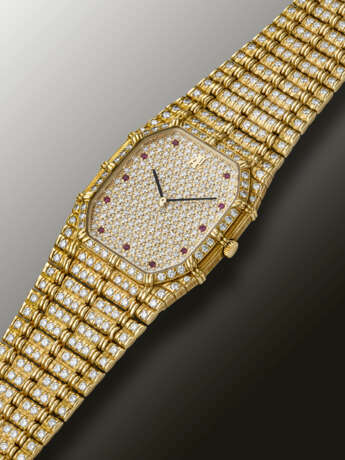 AUDEMARS PIGUET, YELLOW GOLD, DIAMOND AND RUBY-SET ‘BAMBOO’ - Foto 2