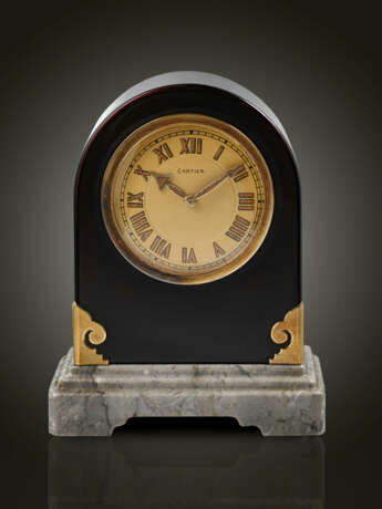 CARTIER, RARE BLACK LACQUERED, YELLOW METAL AND HARDSTONE MOUNTED ART DECO DESK CLOCK - Foto 1