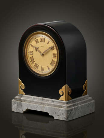 CARTIER, RARE BLACK LACQUERED, YELLOW METAL AND HARDSTONE MOUNTED ART DECO DESK CLOCK - photo 2