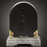 CARTIER, RARE BLACK LACQUERED, YELLOW METAL AND HARDSTONE MOUNTED ART DECO DESK CLOCK - Foto 3