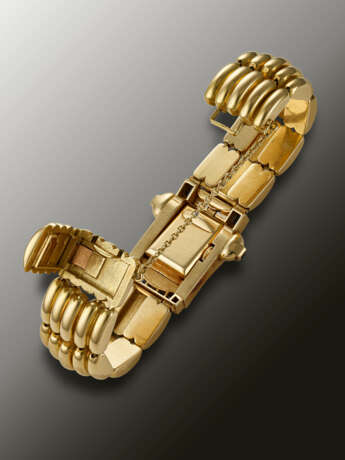 PATEK PHILIPPE, YELLOW GOLD, DIAMOND AND SAPPHIRE-SET WRISTWATCH - Foto 5