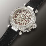 CARTIER, LIMITED EDITION WHITE GOLD AND DIAMOND-SET 'PASHA', WITH CHAMPLEVE ENAMEL DIAL DEPICTING A LEOPARD, NO. 16/20, REF. 2528 - Foto 2