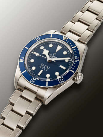 TUDOR, LIMITED EDITION STAINLESS STEEL ‘BLACK BAY', MADE FOR THE 25TH ANNIVERSARY OF WATCHES OF SWITZERLAND, REF. 79030B - Foto 2