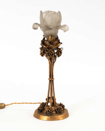 Jugendstil-Tischlampe mit Blütenschirm. - photo 1