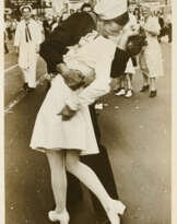 Alfred Eisenstaedt. Sailor kissing a Nurse