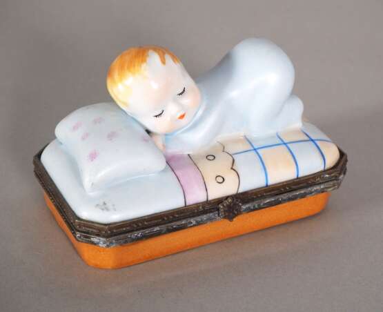 Limoges, Pillendose mit Baby, wohl Anfang 20. Jh. - photo 1