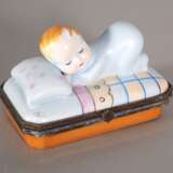 Limoges, Pillendose mit Baby, wohl Anfang 20. Jh. - фото 1
