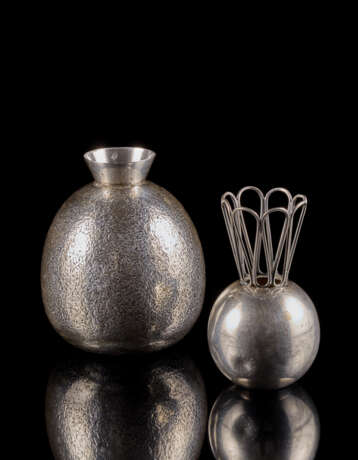 Eros Genazzi. Small hammered silver vase, combined wit… - Foto 1