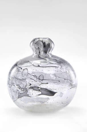 Produzione del Nord Europa. Globular vase in colorless glass with in… - photo 1