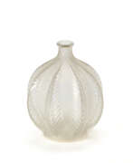 René Lalique. René Lalique. Malines vase, also called "Feuilles Poin…