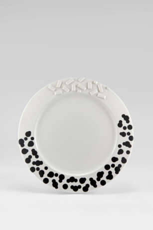 Ettore Sottsass. Ceramic plate glazed in black and white… - Foto 1